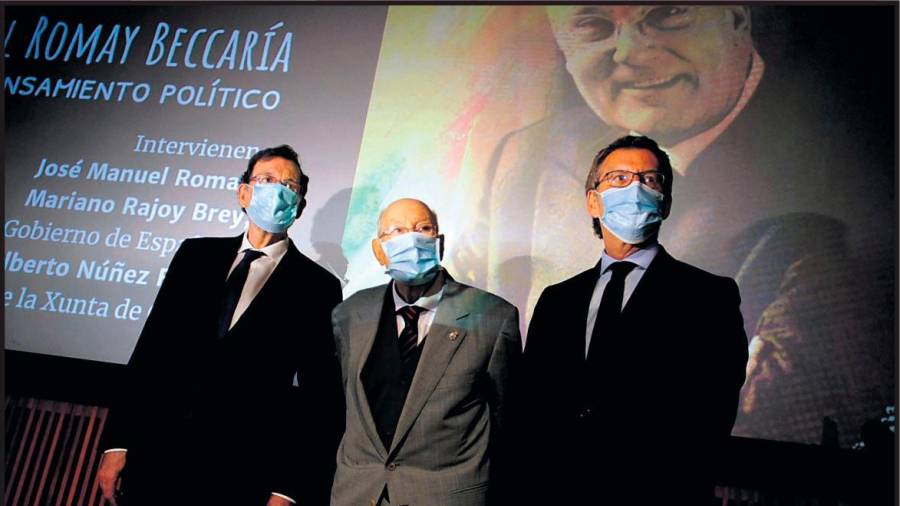 Romay Beccaría, en el centro, con Mariano Rajoy -izquierda- y Núñez Feijóo