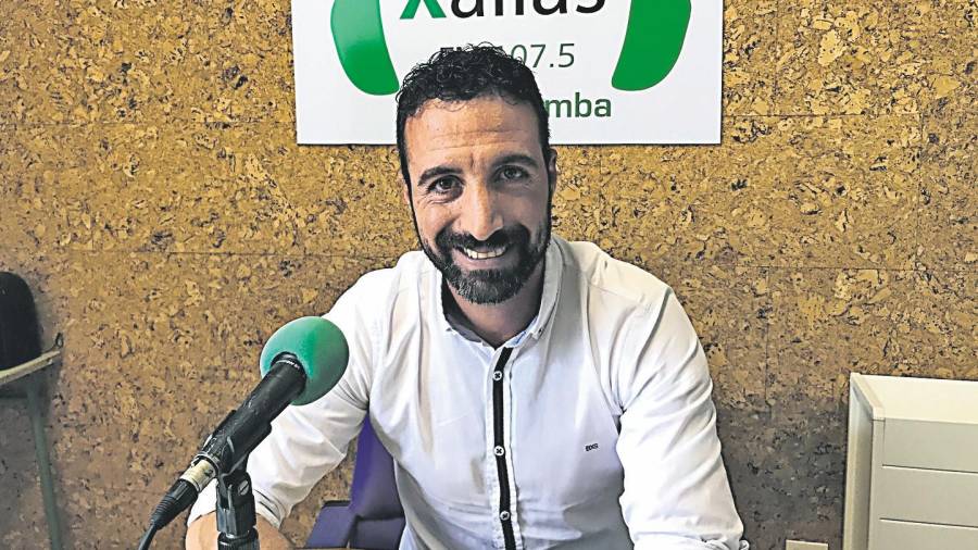 El alcalde de Mazaricos, Juan José Blanco Riveiro, en la emisora Radio Xallas. Foto: X.M.L.