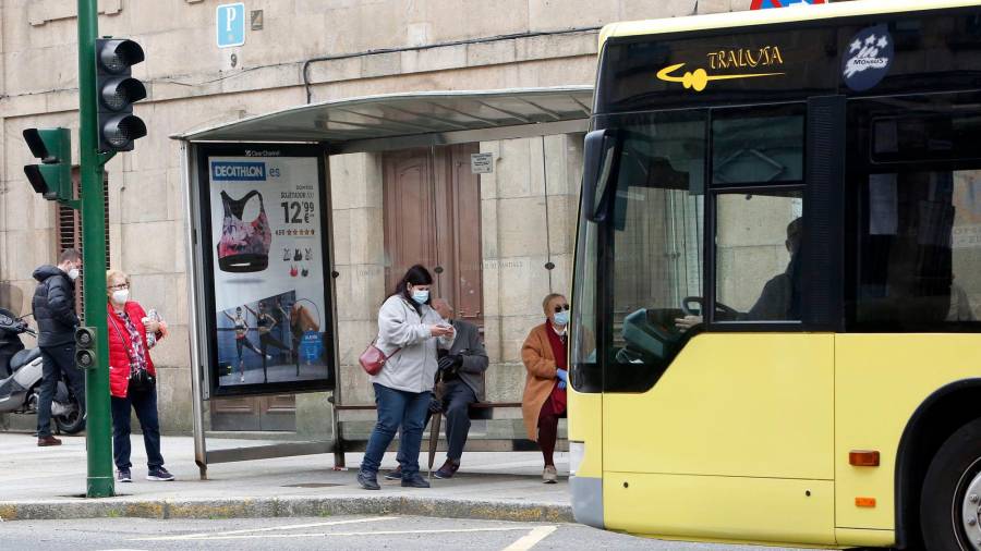 Autobús urbano detenido en una de las paradas del transporte de Santiago. Foto: ECG