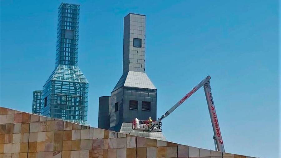Operarios se ocupan del mantenimiento de las torres Hejduk