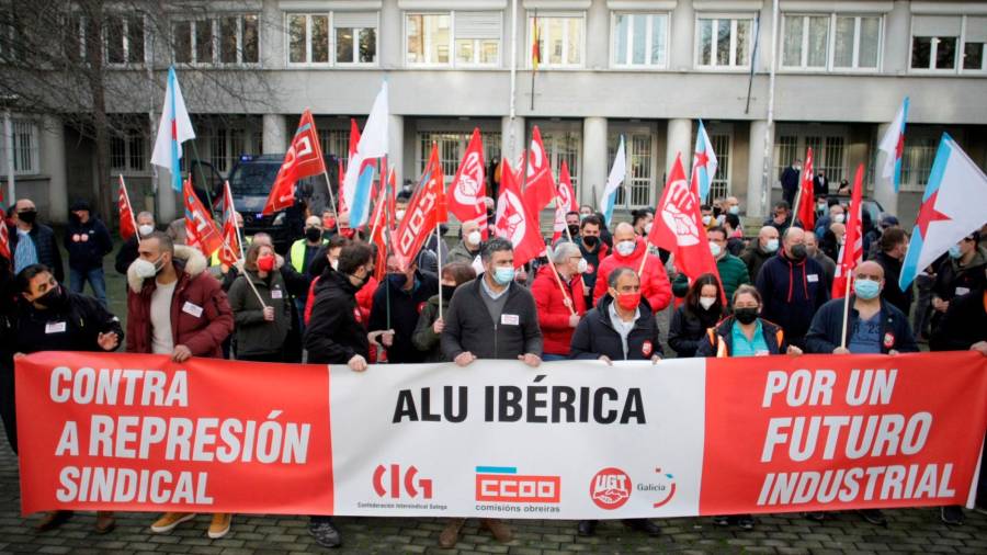 Vista general de una concentración convocada el viernes en A Coruña por los tres sindicatos en apoyo de la plantilla de Alu Ibérica y sus derechos laborales. Foto: Efe/Cabalar
