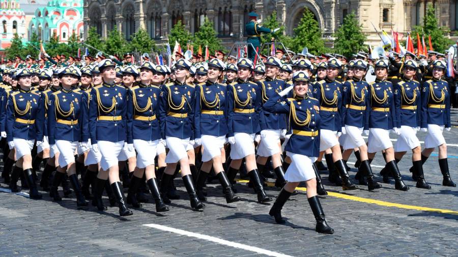 Mujeres militares rusas durante el desfile. (Autor, Sergey Pyatakov. Fuente, EFE)