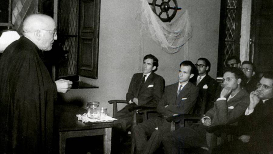 Alumnos atentos a la conferencia del sacerdote y astrónomo Ramón María Aller Ulloa en el Colegio Mayor La Estila en el año 1958. Foto: ECG