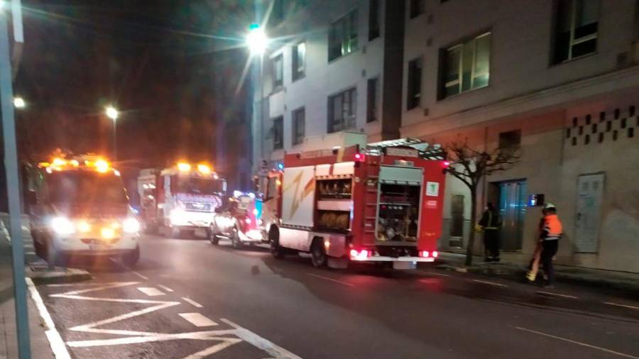 Vehículos de emergencias apostados bajo el piso que ardió en O Milladoiro. Foto: CG