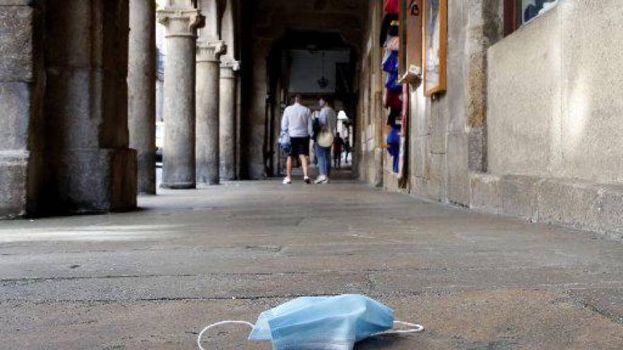 Macarilla tirada en el suelo de los soportales de Rúa do Vilar, en Santiago de Compostela. Antonio Hernández/ECG