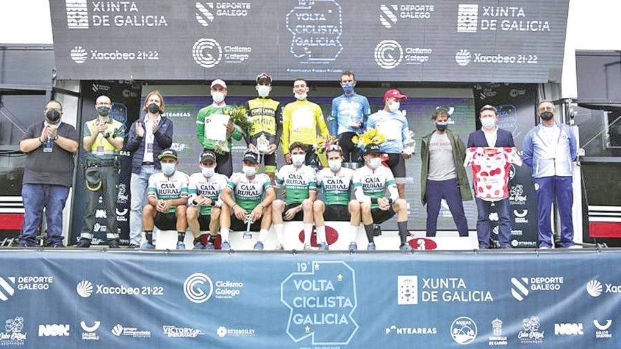 PODIO FINAL Foto de familia de los ganadores en la XIX Volta Ciclista Galicia. Foto: Álvaro García