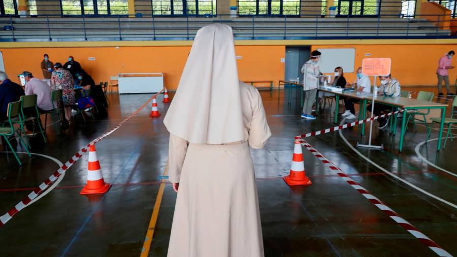 BURELA (LUGO), 12/07/2020.- Una monja aguarda su turno para votar en un colegio electoral de Burela (Lugo), este domingo con motivo de las elecciones autonómicas. EFE/ Eliseo Trigo