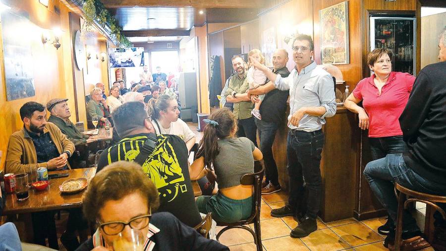 borja verea en un repleto bar San Patricio para hablar con los vecinos. Foto: A. Hernández