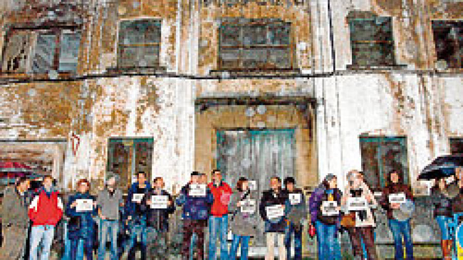 Ferrol se despide con enfado de la célebre fábrica de lápices