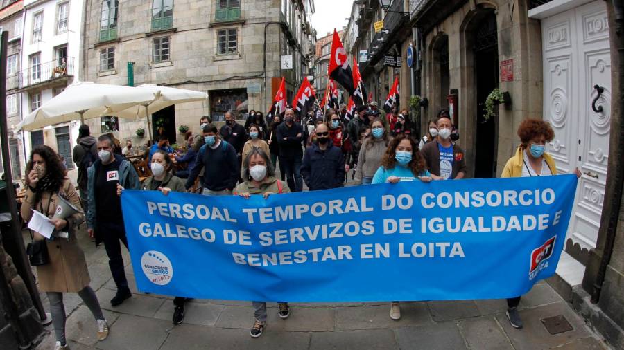 Las trabajadoras del Consorcio Galego de Servizos de Igualdade e Benestar y sus demandas, protagonistas en la protesta de la CNT en Santiago. Foto: Fernando Blanco