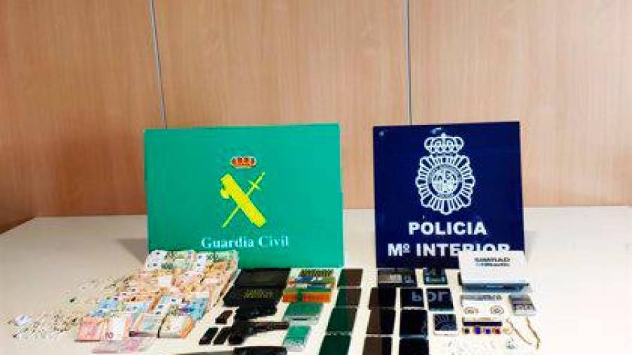 Armas y joyas decomisadas en el operativo antidroga de Pontevedra