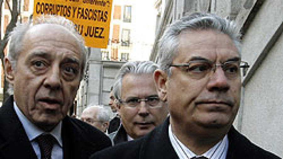 El abogado de Garzón pide la nulidad del juicio por querer juzgar crímenes del franquismo