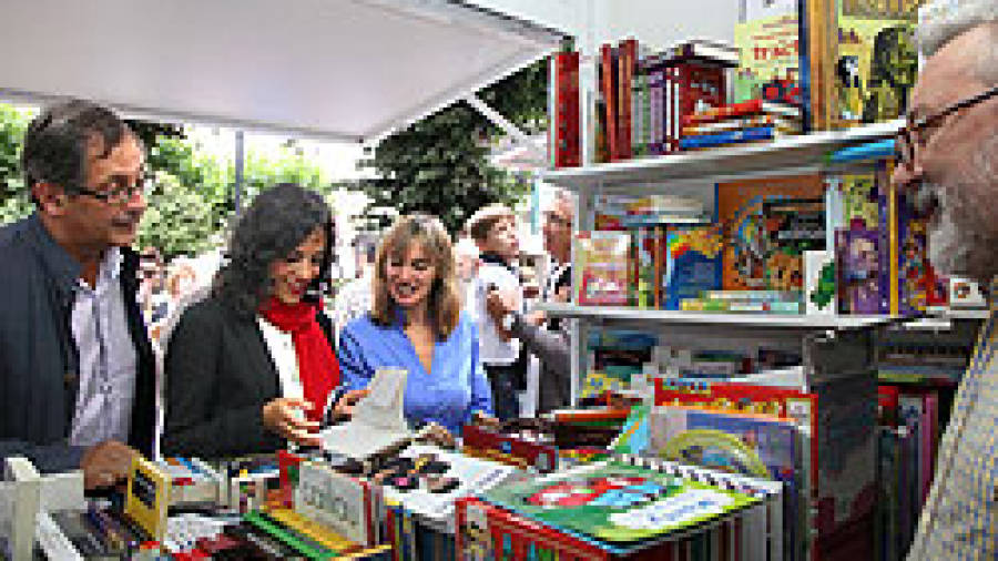 La poeta Rosalía Fernández abrió la gran Praza dos Libros de Carballo