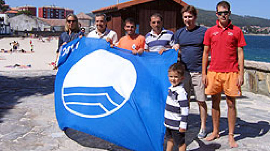 Retirada de la bandera azul de la playa de Quenxe
