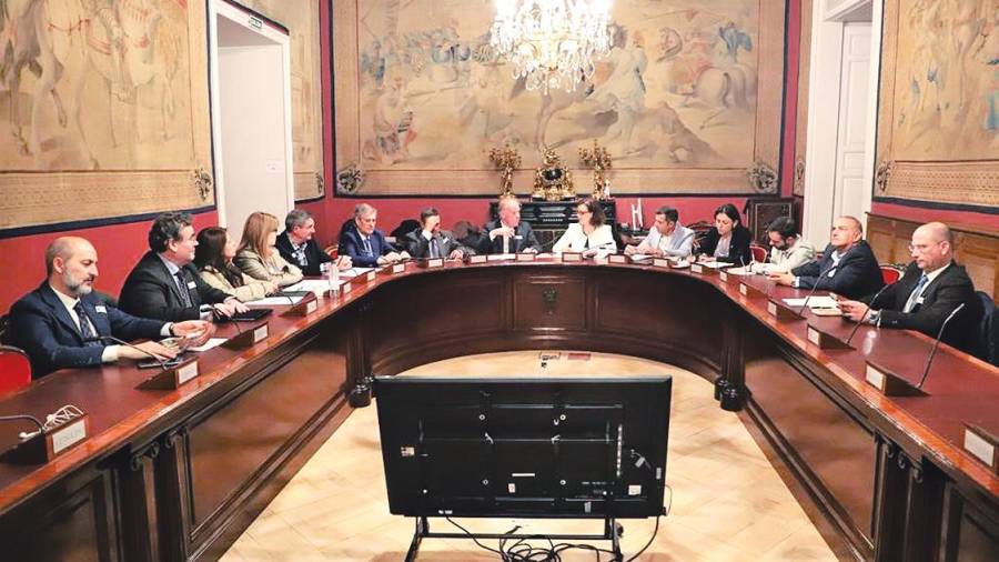 Un momento de la reunión con Jesús Bello, presidente de Compostela Monumental, situado al fondo, en el centro. Foto: ECG