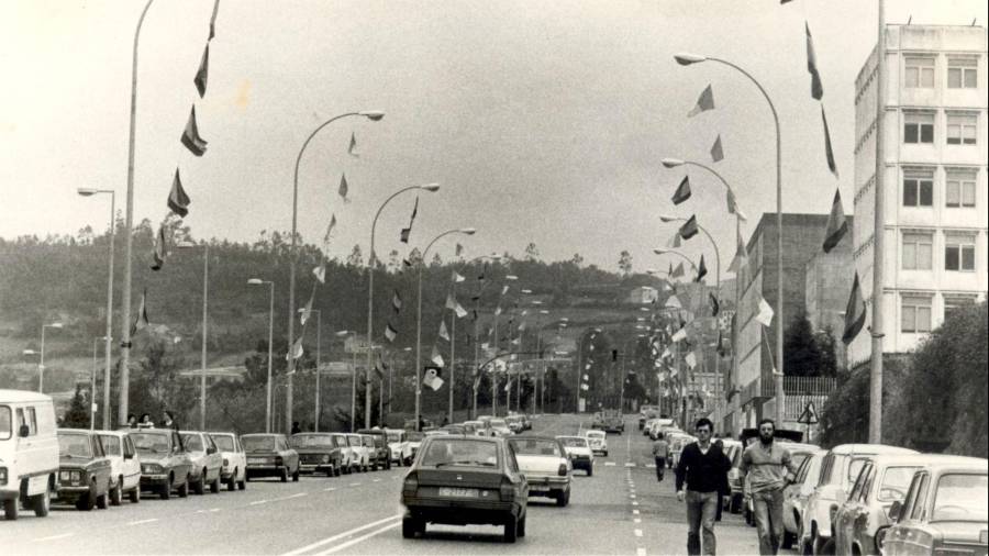 Imagen de la Avenida de Xoán XXIII en los días previos de la visita del papa Juan Pablo II a Santiago en noviembre de 1982. Foto: Manolo Blanco