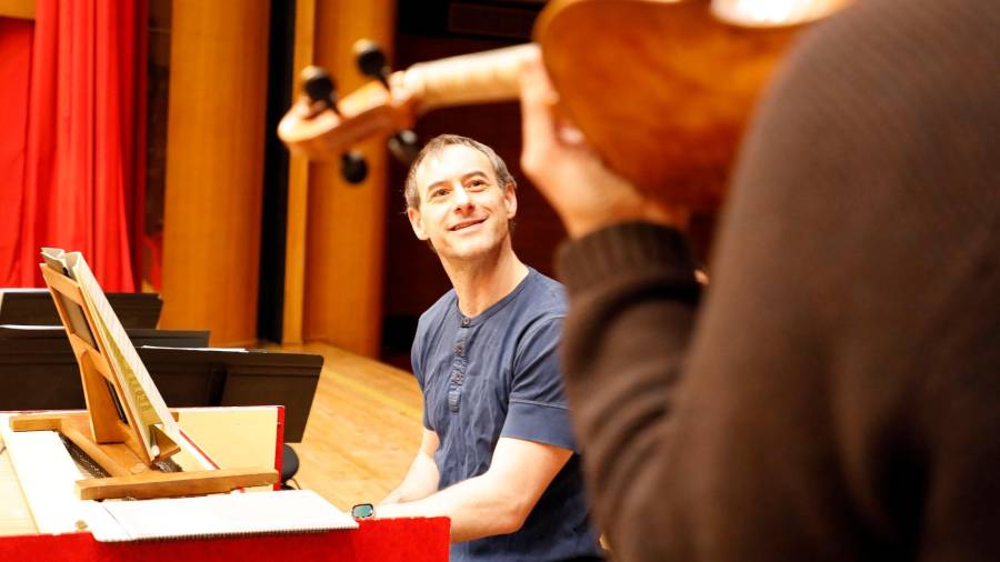 ILUSIÓN. Jonathan Cohen, sentado sonriente durante el ensayo de ayer en el Auditorio. Foto: Antonio Hernández