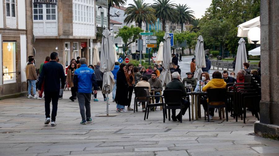 IMAGEN de una de las terrazas situadas en la zona de Porta Faxeira, en el casco histórico de Santiago. Foto: ECG 
