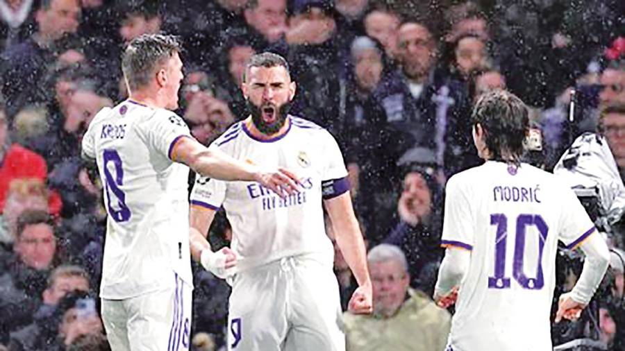 EL GOLEADOR francés del Real Madrid, Benzema, celebra un tanto en medio de sus compañeros. Foto: Europa Press