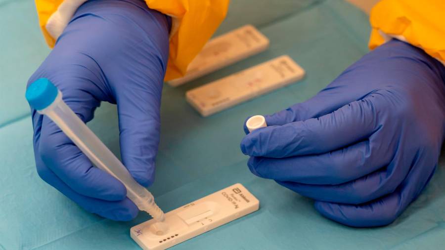 Imagen de la realización de un test de antígenos