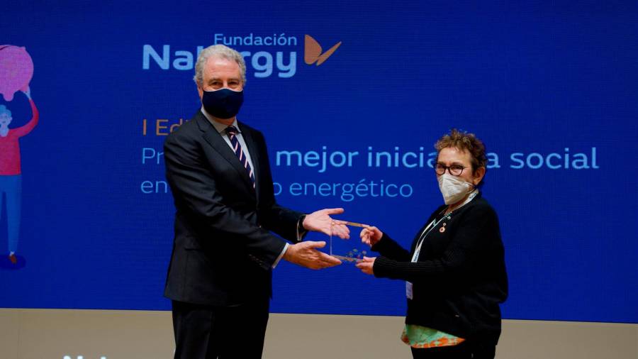 El vicepresidente de Fundación Naturgy, Jordi García Tabernero, entregó el accésit a María García Álvarez. Foto: F.N.