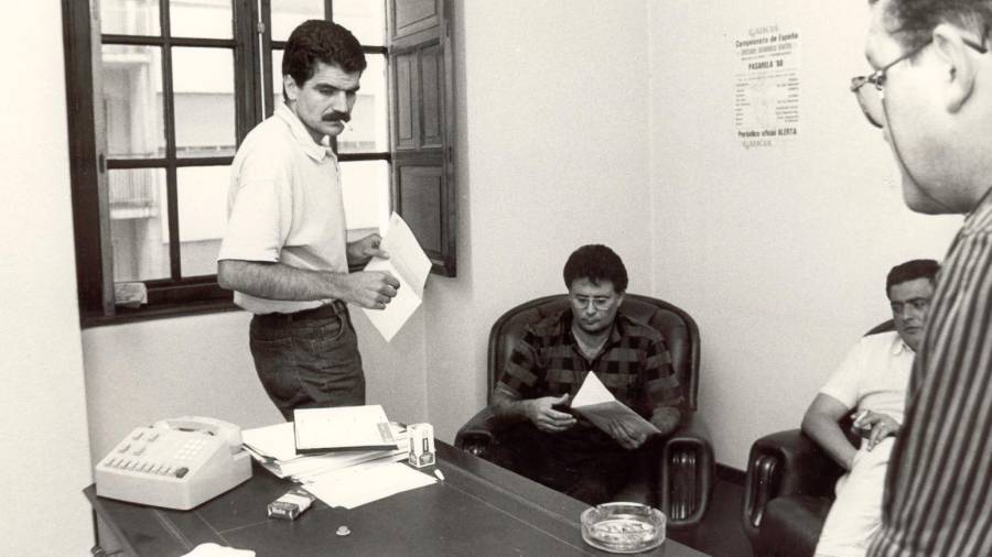 Ghaleb Jaber, segundo por la izqda., en la FGB junto a Carlos Calvo y a otros integrantes de la junta gestora, esperando noticias de si el Obra podría competir en Primera B en la 1988/89. Fotos: El Correo Gallego
