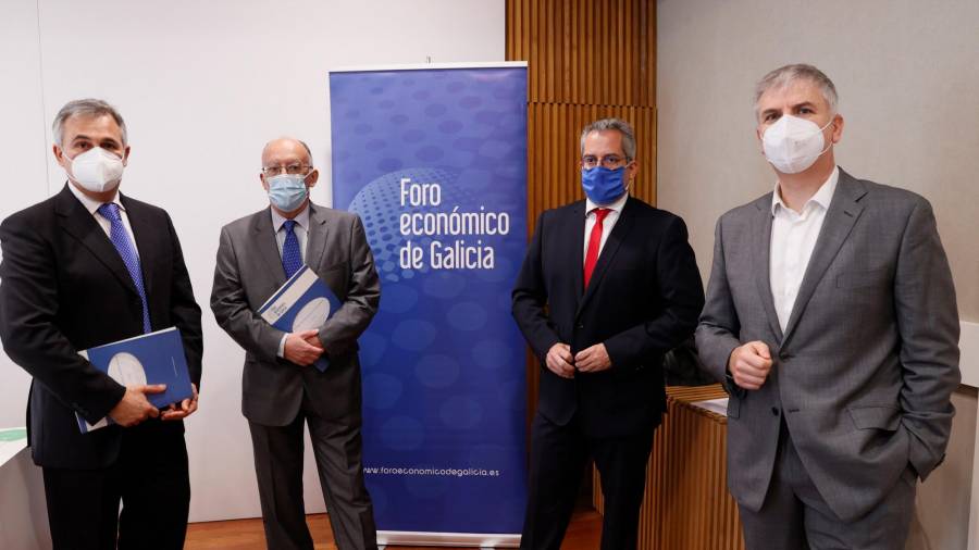 De izquierda a derecha José Francisco Armesto, Fernando González Laxe, Patricio Sánchez y Santiago Lago presentan el informe de coyuntura en Santiago. Foto: Efe/Lavandeira jr.