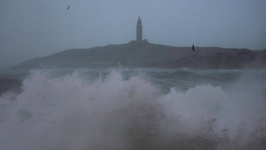 A CORUÑA, 28/12/2020.- Las olas rompen con fuerza contra las rocas de la costa de la ciudad de A Coruña, este lunes en el que la borrasca Bella sigue aportando inestabilidad, con todo el litoral gallego en alerta. EFE/ Cabalar