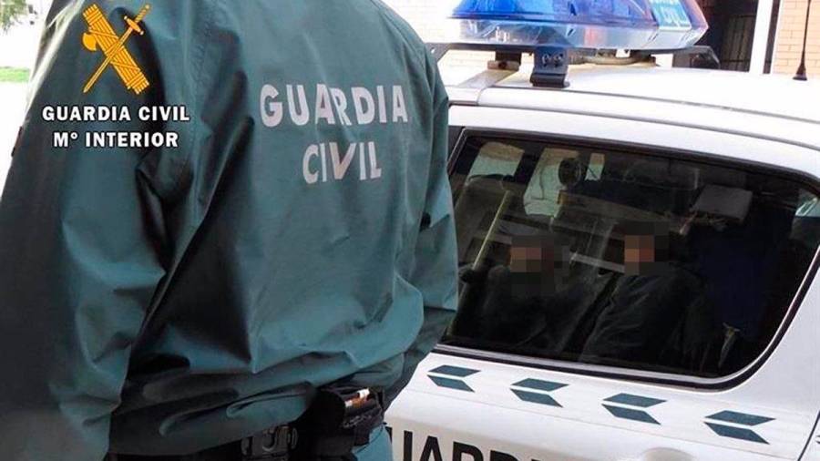 El detenido en un coche de la guardia civil al acudir a una de las declaraciones. Foto: Europa Press