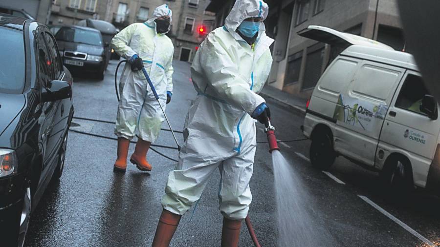 Pandemia. Imagen de archivo de operarios desinfectando las calles de Ourense con lejía. Foto: Brais Lorenzo/Efe 