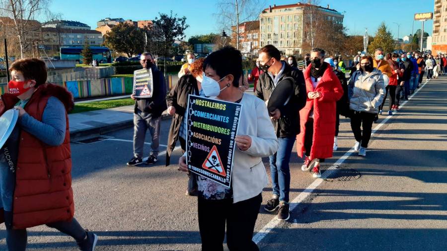 Participantes no acto de protesta pecorrendo as rúas de Carballo. Foto: ECG