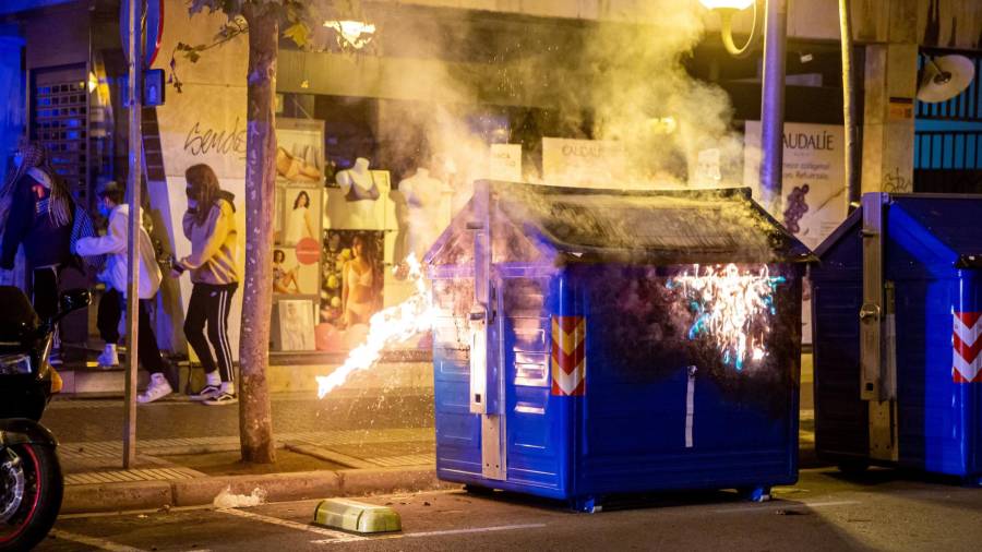 LOGROÑO, 01/11/2020.- Vista del contenedor de papel que arde durante los nuevos incidentes registrados la pasada noche en Logroño. EFE/Raquel Manzanares