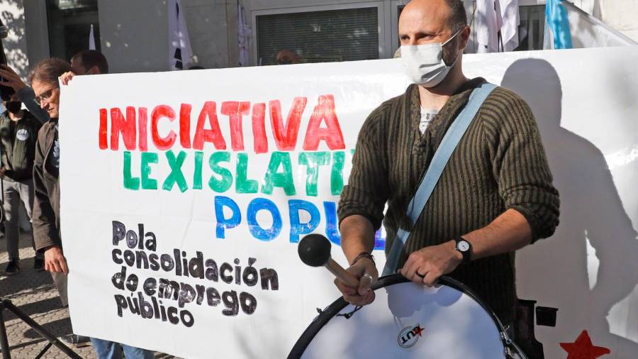 Un grupo de manifestantes apoyaron este martes la Iniciativa Legislativa popular sobre la precariedad de los funcionarios, durante el debate en el Pleno. Foto: EFE/Lavandeira jr. 