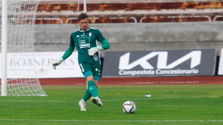 SEGUNDA DIVISIÓN RFEF. Pato, portero del Compostela, sacando el balón durante un encuentro de la pasada temporada Foto: Fernando Blanco