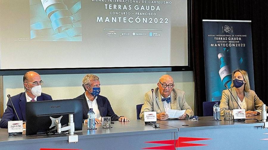 José Mª Fonseca Moretón interviene ante Jesús Vázquez Almuíña, izquierda, Alfonso Rueda y Marta Fernández-Tapias.