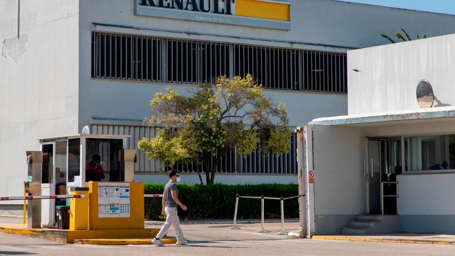 GRAFAND8899. SEVILLA, 29/05/2020.-Un trabajador entra en la factoría de Renault en Sevilla, una de las cuatro plantas que la empresa tiene en España, y que finalmente no se van a ver afectadas por el plan de reorganización que la multinacional automovilística francesa ha anunciado este viernes. EFE/Julio Muñoz