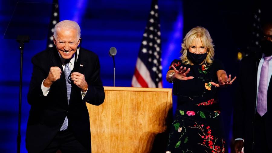 Jill Biden con su esposo en una imagen de noviembre del pasado año / EFE/EPA/JIM LO SCALZO