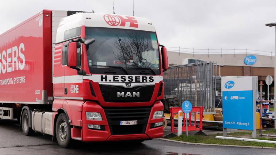 desde bélgica. Un camión sale del centro de producción de Pfizer en en Puurs, cerca de Amberes, Bélgica, desde donde llegarán las vacunas a España . Foto: Olivier Oslet