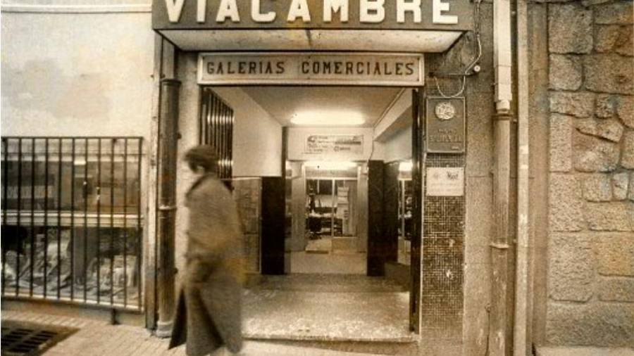 Escaparate lateral de las galerías comerciales Viacambre, en la entrada situada en la rúa de Gómez Ulla, en el año 1994. Foto: Nacho Santás