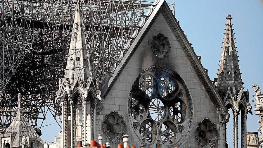 Peligra el frontón de las fachadas laterales de la catedral de Notre Dame
