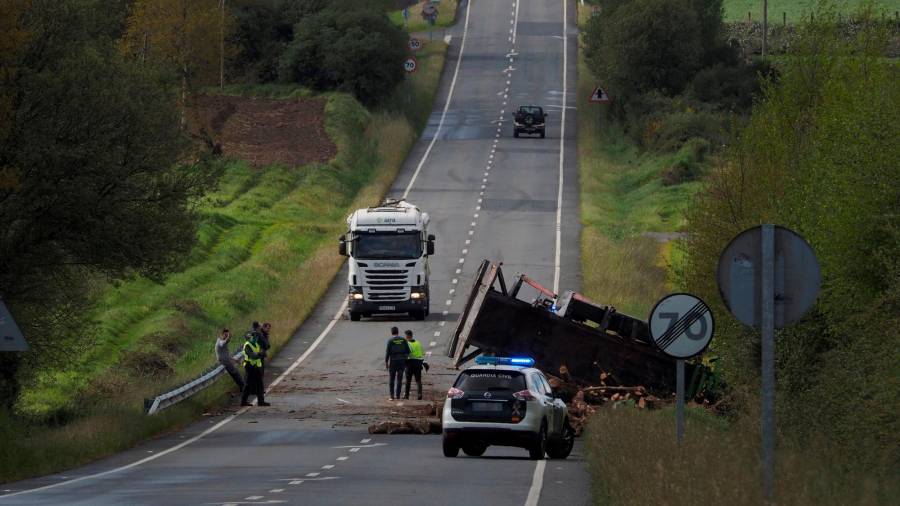 La Guardia Civil atienden el accidente de un camión en una carretera lucense el pasado mes de abril. Foto: Efe/Eliseo Trigo
