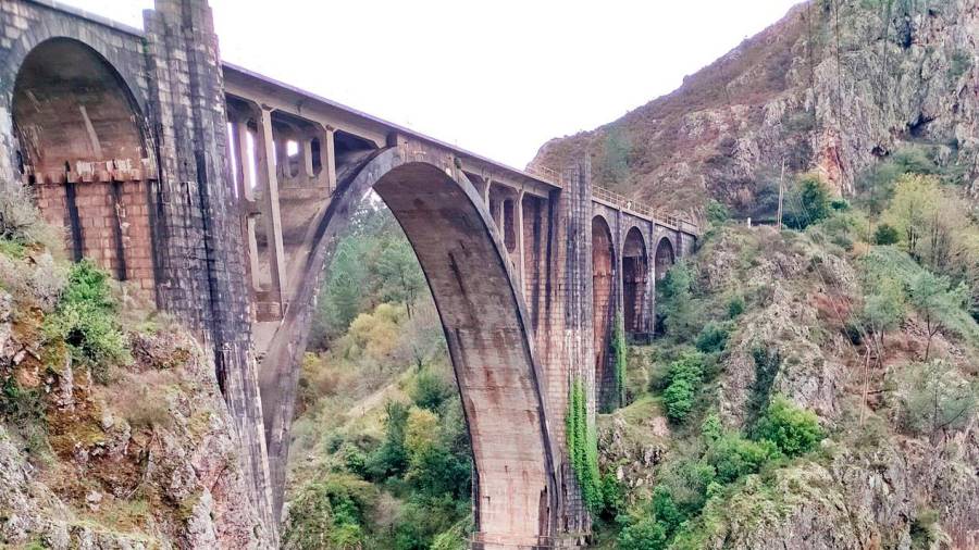 A vella Ponte de Gundián, pechada agora por obras. Foto: CV