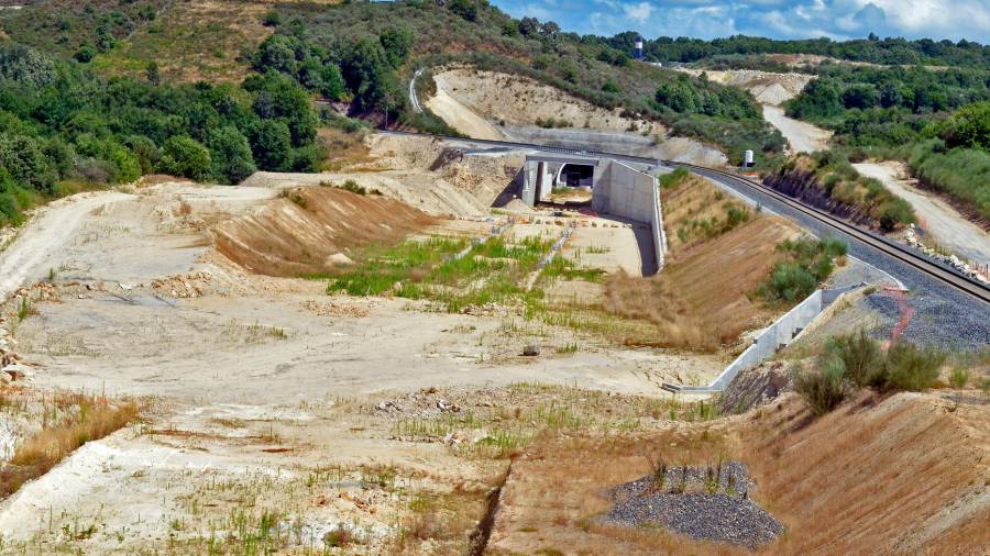 Encima, vista de la zona de la base de Meamán y del túnel de Seiró durante su estado de abandono y paralización de las obras en el verano de 2015.