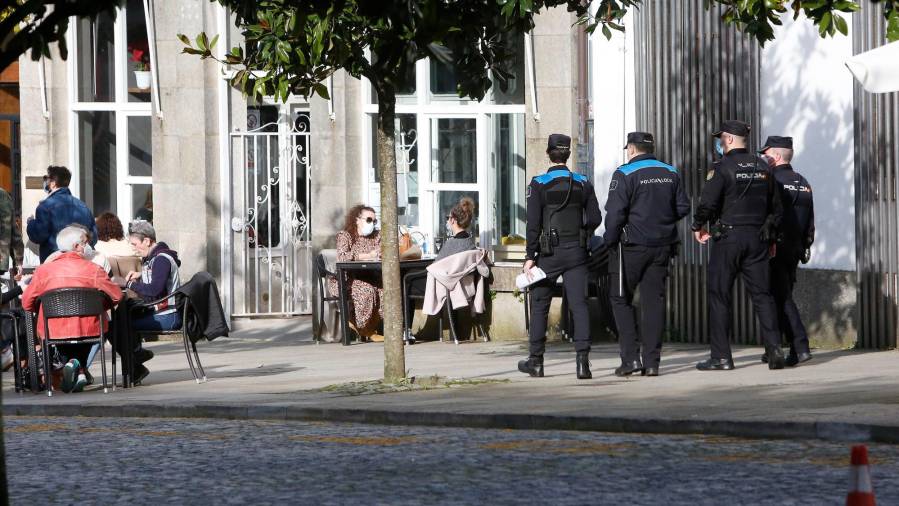 Control policial en los locales de hostelería de la capital gallega ayer por la tarde. Foto: A. Hernández