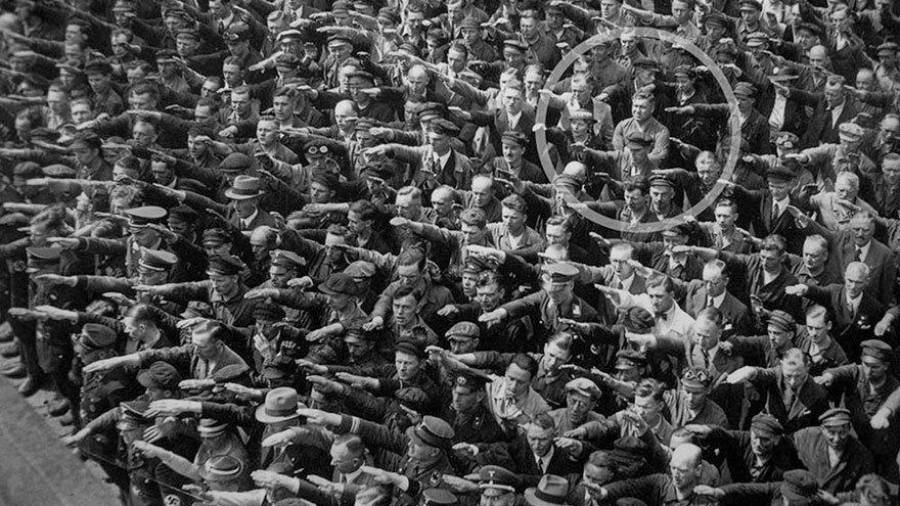 Un único hombre rechazando hacer el saludo nazi, 1936. (Fuente, www.culturainquieta.com)