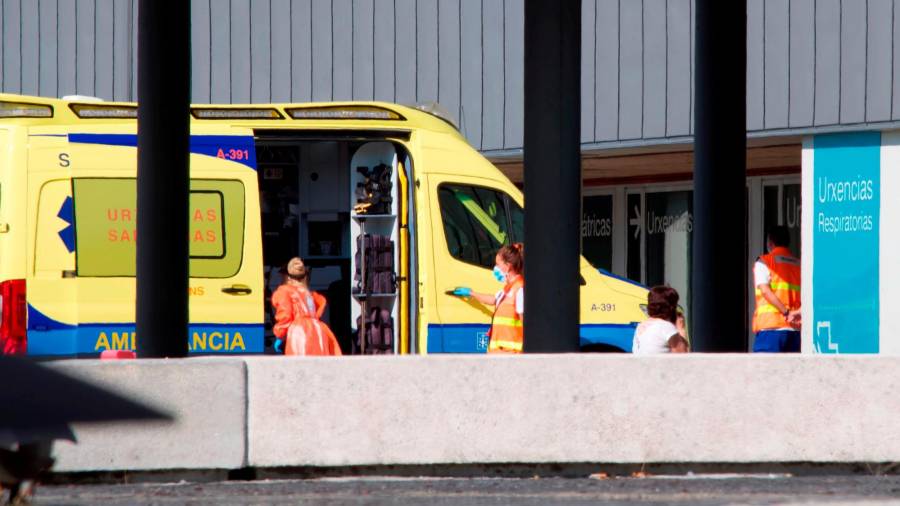 Una ambulancia de urgencias, en el HULA (Foto: Efe / Eliseo Trigo)