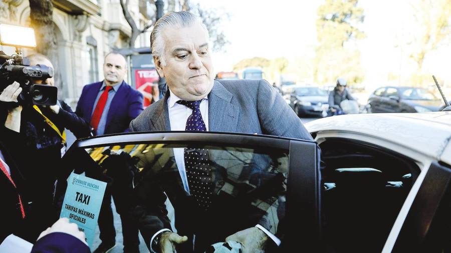 El extesorero del PP Luis Bárcenas, a su salida de la comisión de investigación de Les Corts Valencianes en 2018. Foto: EFE