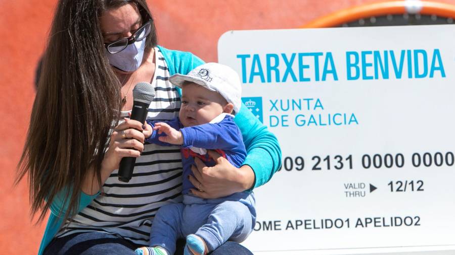 Una madre y su hijo, nacido en 2020, son una de las familias beneficiarias de la Tarxeta Benvida. Foto: Xunta