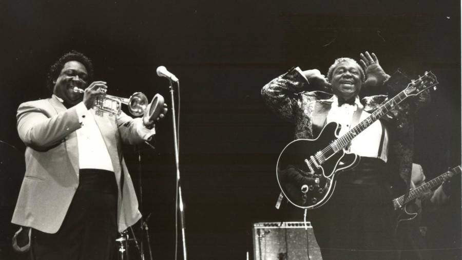 B. B. King (d), acompañado por su hijo Walter King, durante el concierto que ofreció en julio de 1993 en el Monte do Gozo. Foto: F. Blanco