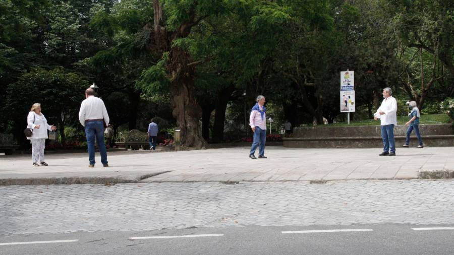 Desescalada. Varias personas charlando en la Alameda compostelana guardando las distancias. Foto: Antonio Hernández 